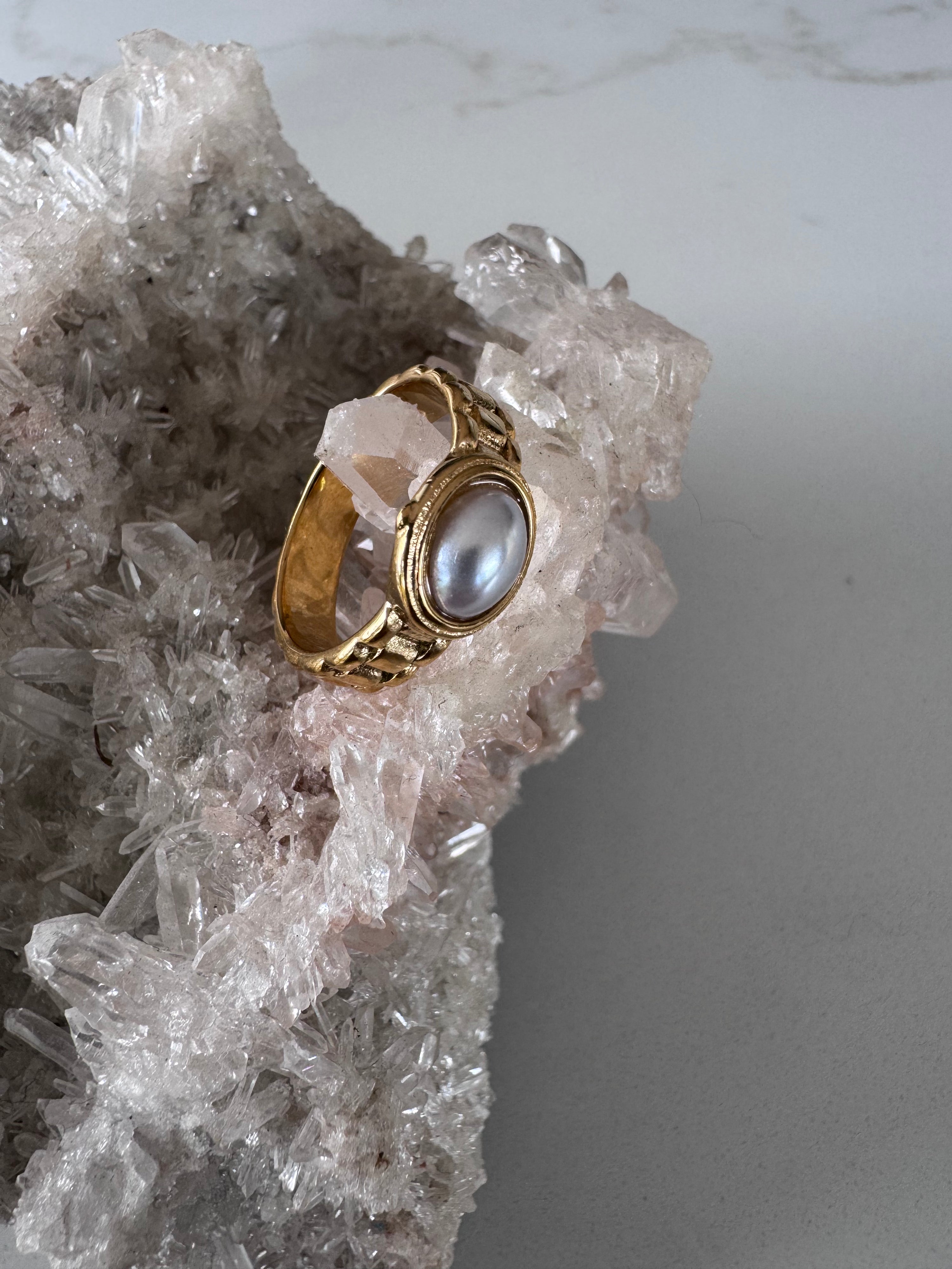 Halo pearl ring Innerbloom