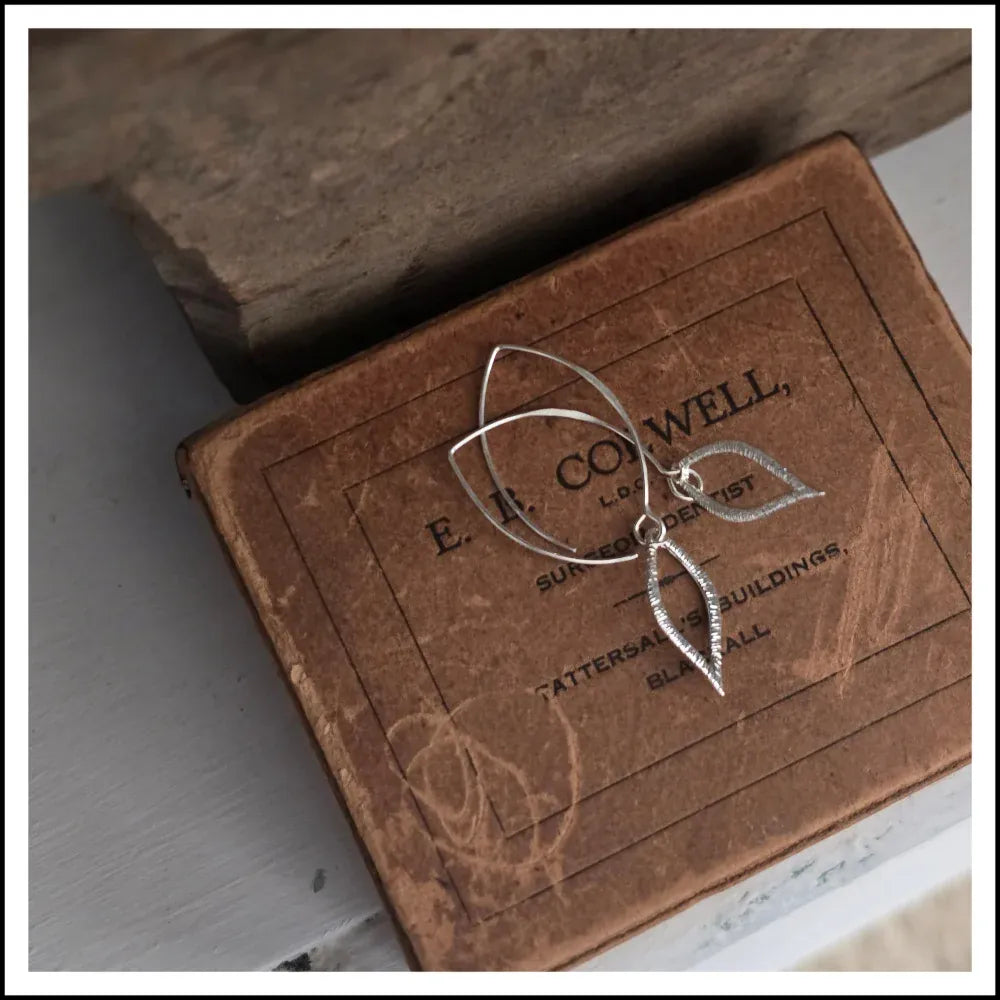 Paird lustre leaf pins Paird
