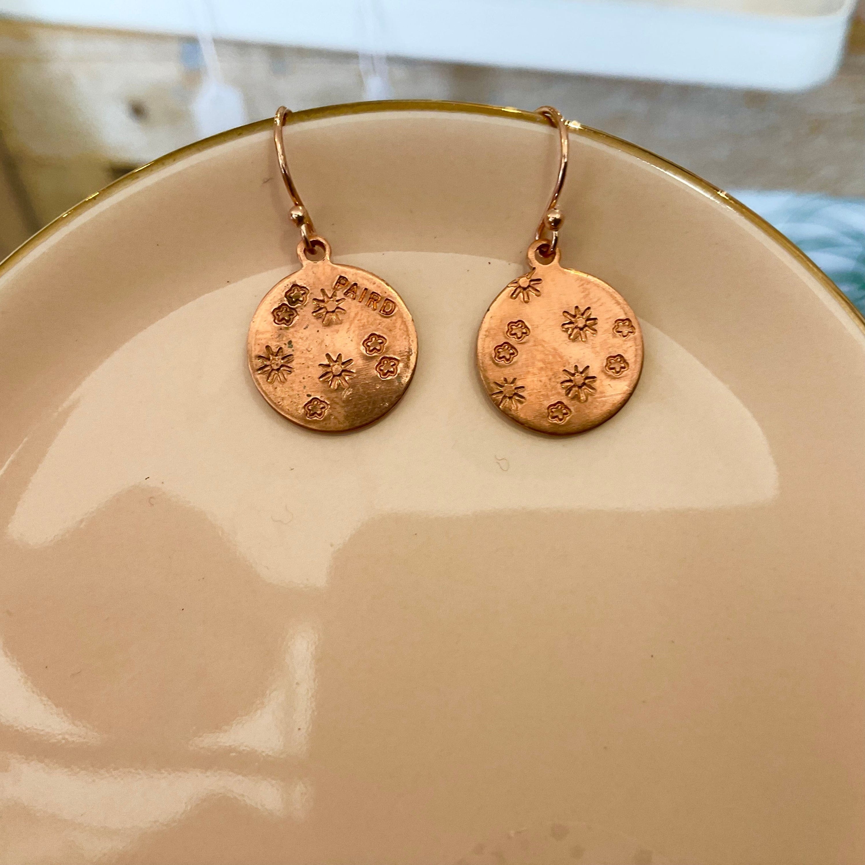 Paird  stamped disc earrings Rose gold Paird