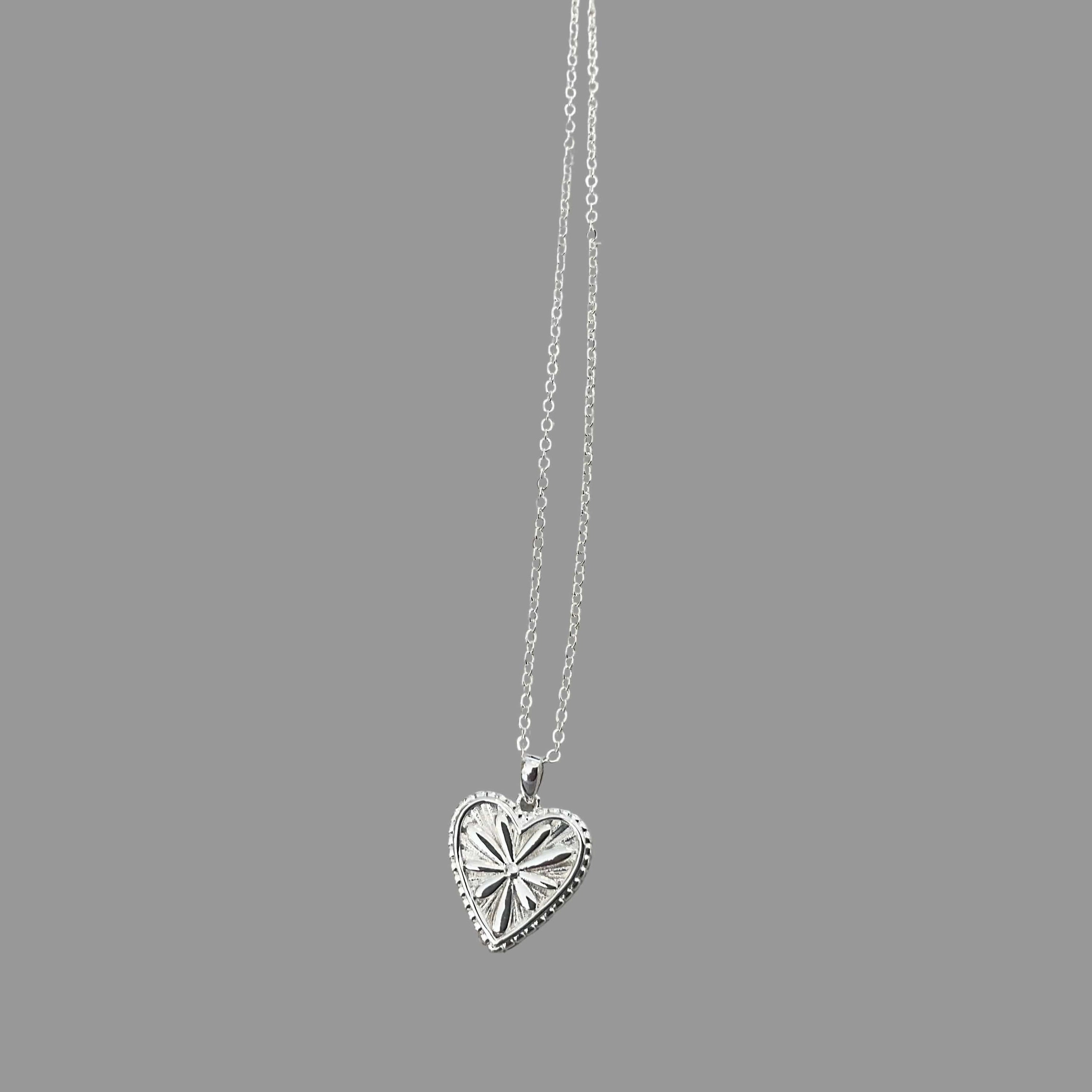 Daisy heart necklace Silver LittleLintons