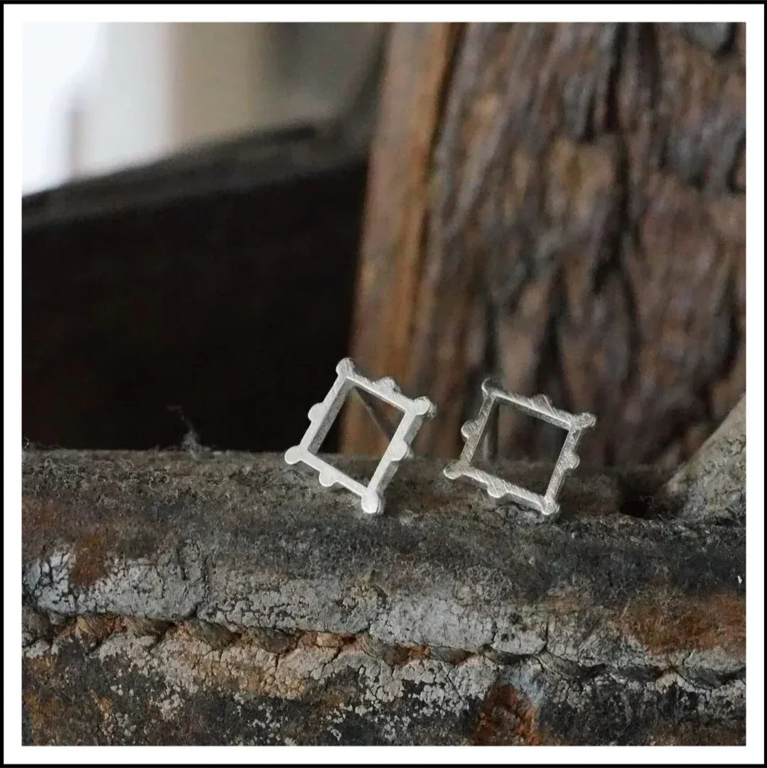 Paird  Pharoah studs Silver Paird